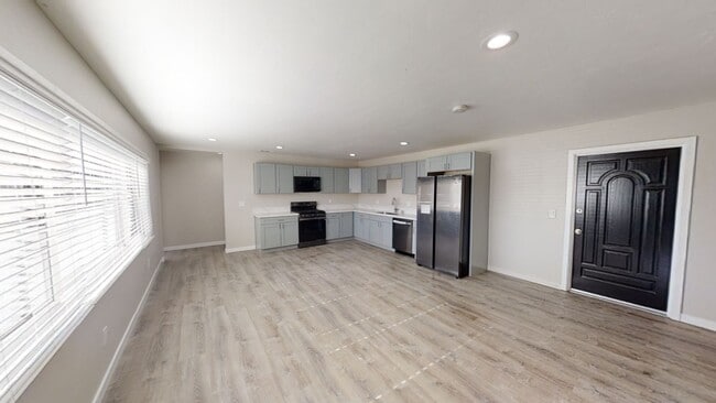 Building Photo - Remodeled!! 5BD/2BA on Campanile