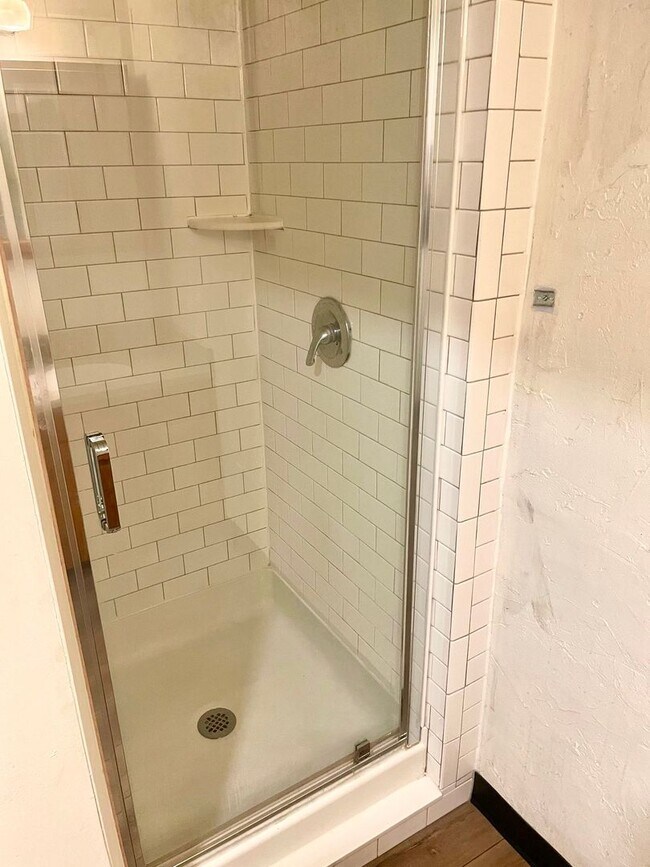 Building Photo - 547 W Main St