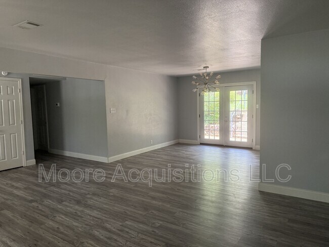 Building Photo - 3601 Oakwood Dr