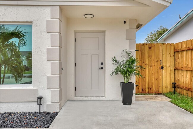 Building Photo - 416 W Mango St