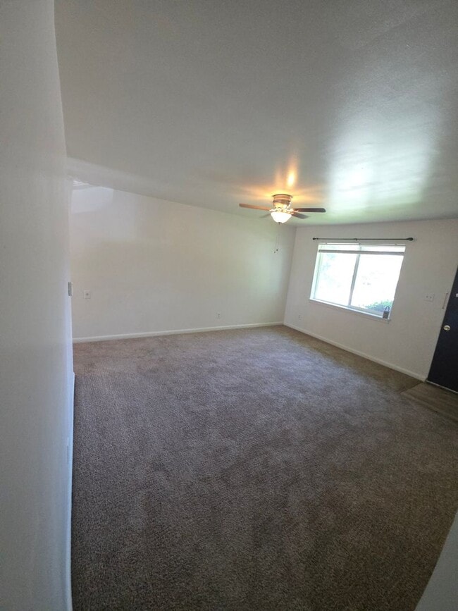 Building Photo - Charming 2 Bed, 1 Bath Apartment - Prime L...