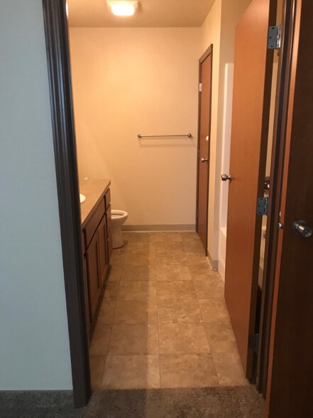 Building Photo - 1420 36th Ave NE