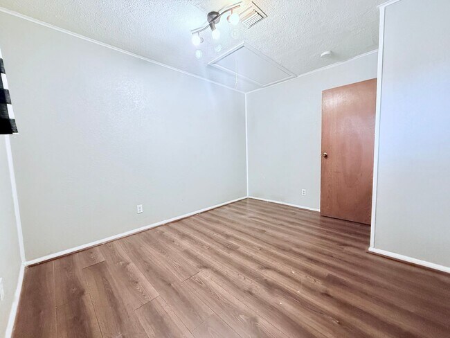 Building Photo - 3-Bed House in Waterloo