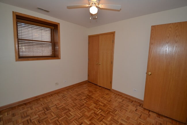 Building Photo - Large 3 bed/ 2 bath garden unit Available July 1