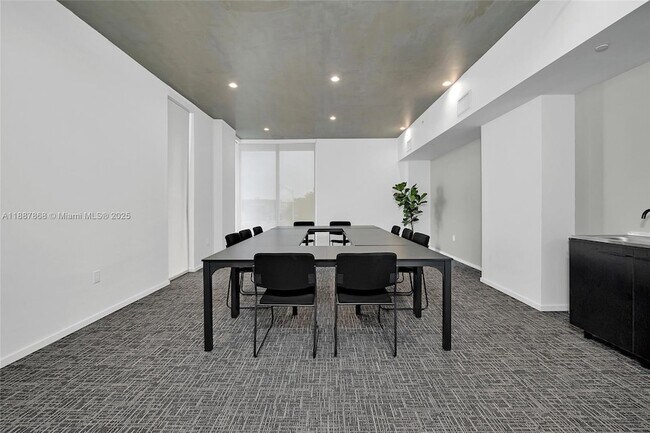 Building Photo - 475 NE 125th St