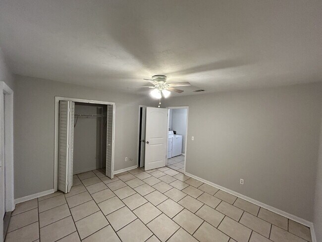 Building Photo - Perfect 1 Bedroom 1 Bathroom With Fenced In Backyard!