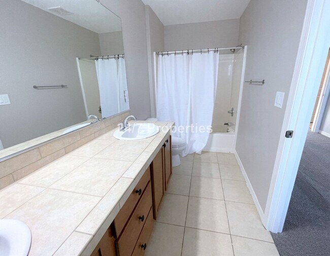 Building Photo - Spacious and Modern 3-Story Townhome - Mol...