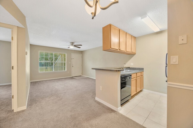 Building Photo - Lake Parsons Green