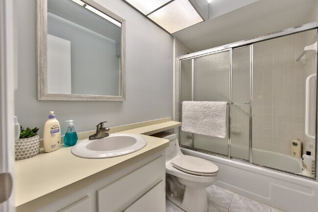 Building Photo - Villa close to Downtown Naples in Lakewood community