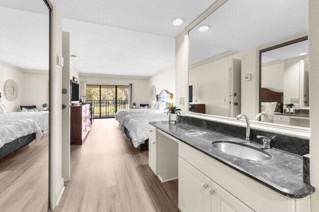 Building Photo - Furnished Resort 2/2 Condo, on Golf Course, Lake Views