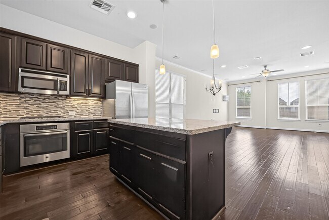 Building Photo - 2707 Shadybrook Meadow Dr