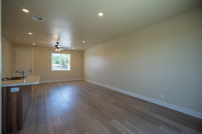 Building Photo - Newer Townhome Near Utah Tech