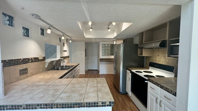 Building Photo - 8903 Trone Cir