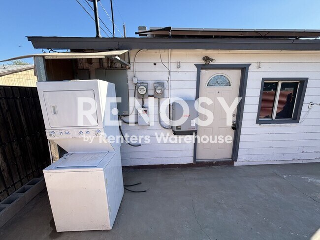Building Photo - Modern, Solar Energy, 2-Bedroom detached Casita!