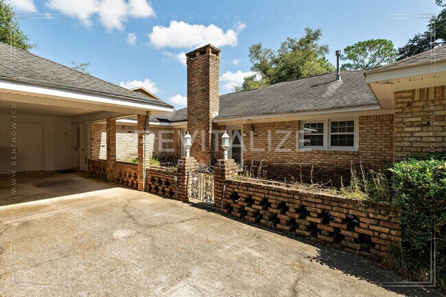 Building Photo - Beautifully Preserved 4 Bd / 3 Ba Vintage ...