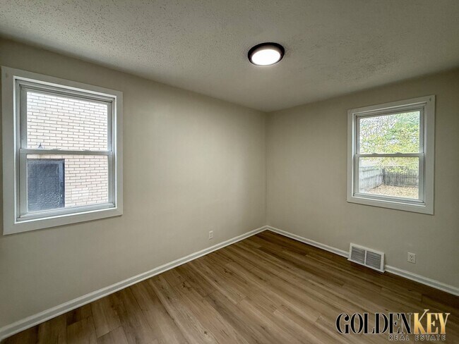 Building Photo - 3 Bed 1 Bath Lincoln Park Home