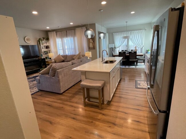 Building Photo - IMMACULATE 4 BED/2.5 BATH CUSTOM BUILT HOME IN SKYLINE RIDGE!