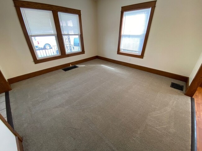 Building Photo - 3 Bedroom, 1.5 Bath Single Family Home Available Now!