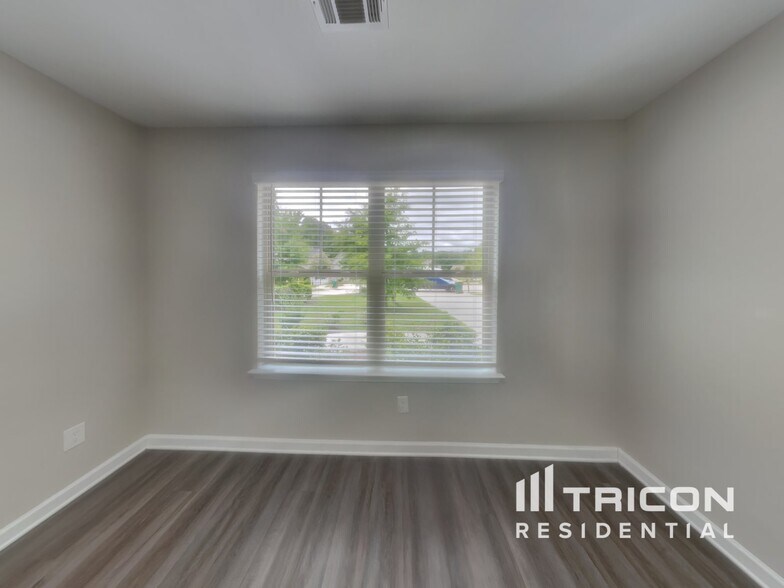 Building Photo - 325 Nutwood Trce