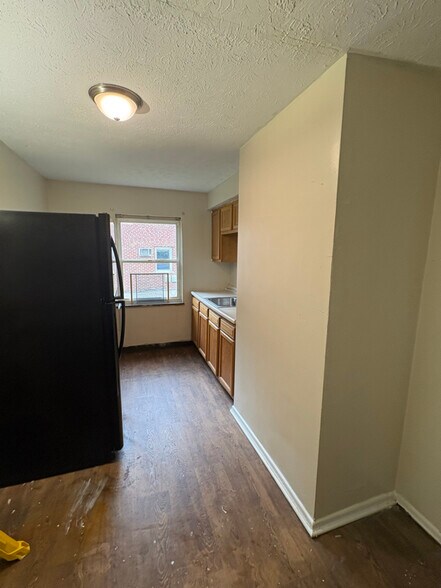 Building Photo - 14 W Victory Dr