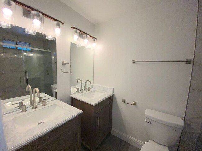 Building Photo - Modern 4 Bedroom, 3 Bath House - Near Died...