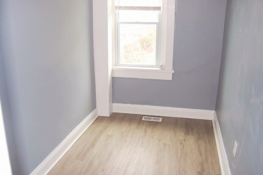 Building Photo - 2522 Barclay St