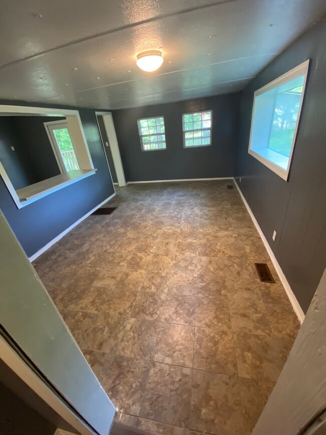 Building Photo - 136 Snyder Dr