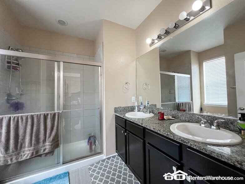 Building Photo - 25104 E Pinewood Pl