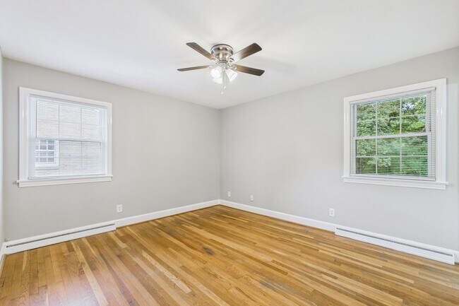 Building Photo - Large Home in Guilford Hills, Hardwood Flo...