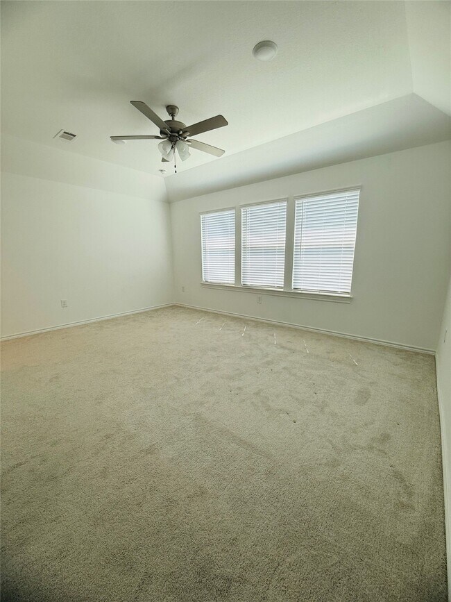 Building Photo - 15826 Dove Holw Dr