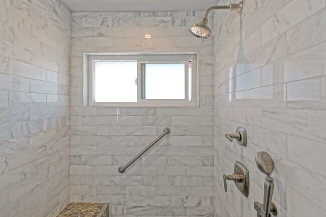 Building Photo - 14 Aries Ct
