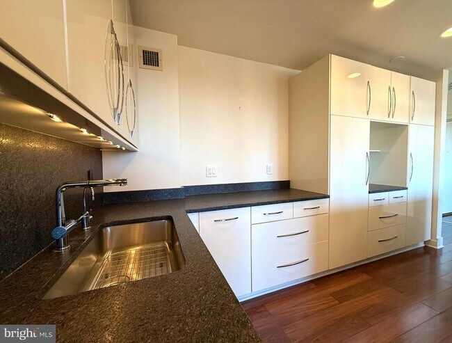 Building Photo - 10401 Grosvenor Pl