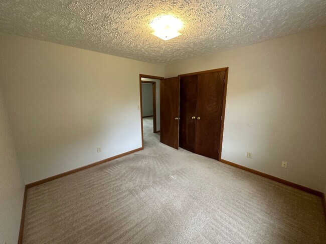 Building Photo - 8516 Amish Dr