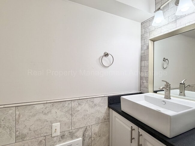 Building Photo - Modern 2-Bedroom Condo Near Everything in Downtown Royal Oak