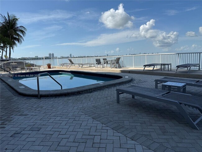 Building Photo - 2016 Bay Dr
