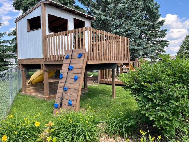 Building Photo - Beautifully Updated 4-Bed Home in Prime NW Location!