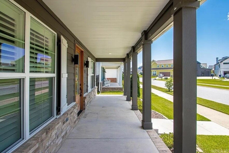 Building Photo - 324 Gardens Ln