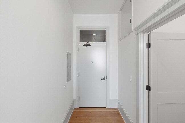 Building Photo - MOVE IN SPECIAL - NEWLY RENOVATED DOWNTOWN SALEM ONE BEDROOM