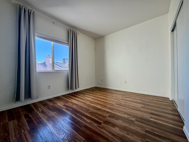 Building Photo - 2 bedroom condo in gated SE location.