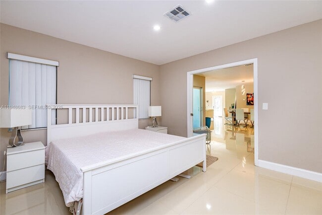 Building Photo - 709 Elm Tree Ln