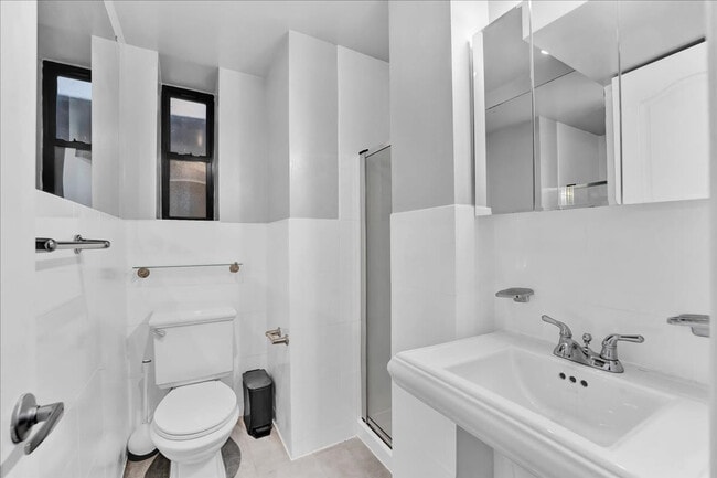 Building Photo - 346 E 18th St