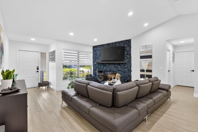 Building Photo - 481 SW Aster Rd