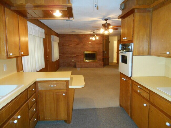 Building Photo - New Flooring in Living/Bedrooms & Other Up...