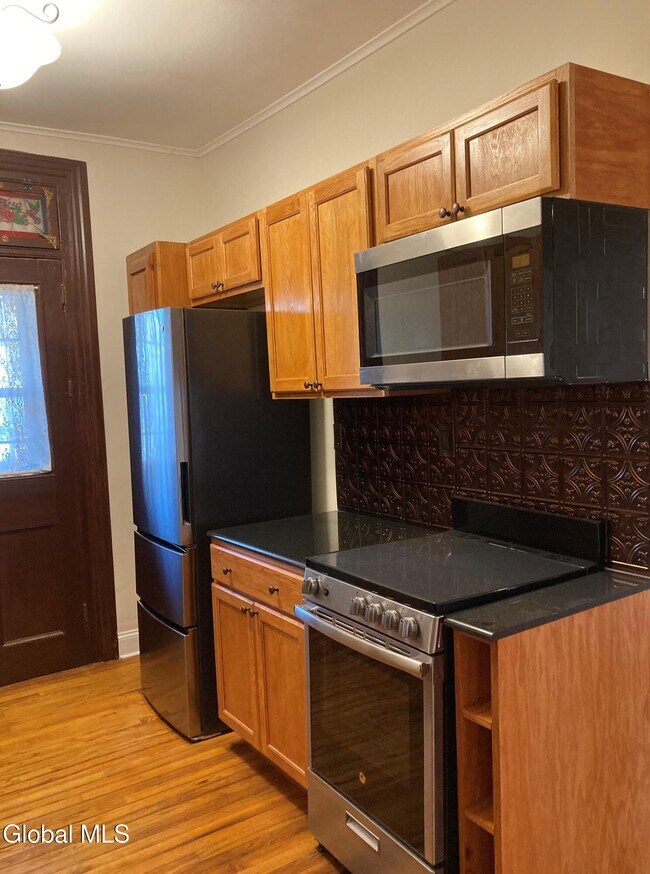 Building Photo - 162 4th St