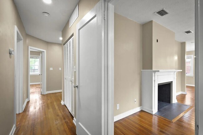 Building Photo - 4160 Marquette Ave
