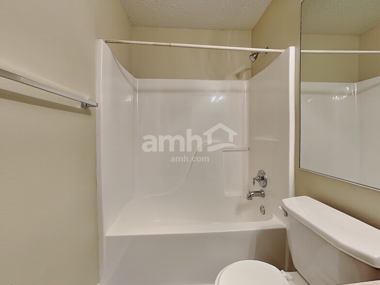 Building Photo - 1475 Round Lake Rd