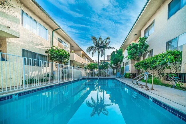 Building Photo - Beautiful Renovated 1 Bedroom Condo with Many Upgrades! Private Balcony! Pool on Site!