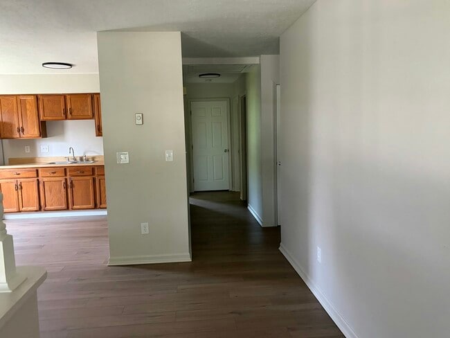 Building Photo - 119-121 Michael Avenue, Unit 121