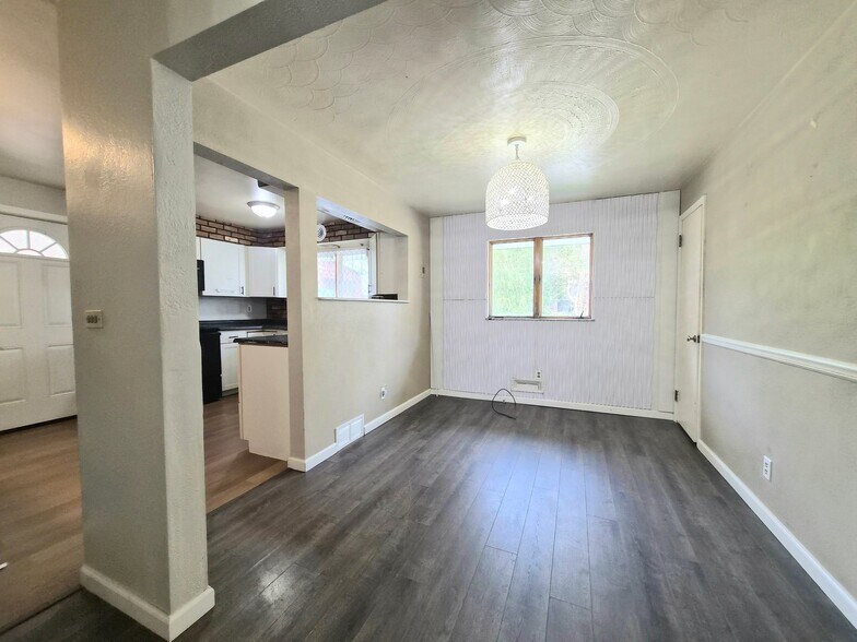 Building Photo - 316 Sheppard Ave
