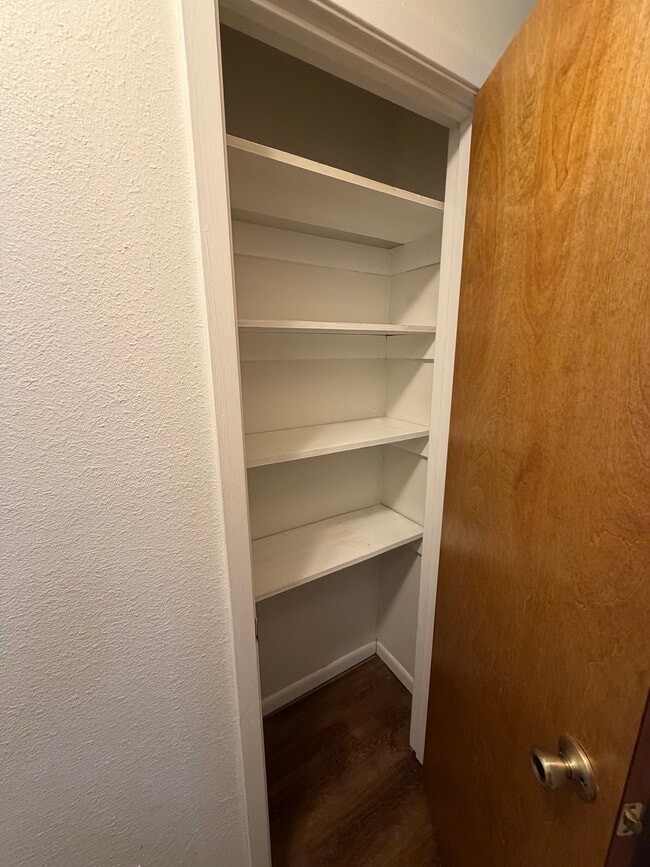 Building Photo - 817 Tanager Rd